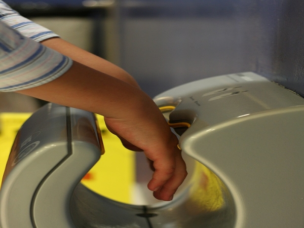 Hot Air Hand Dryers – Dispelling Damaging Myths 