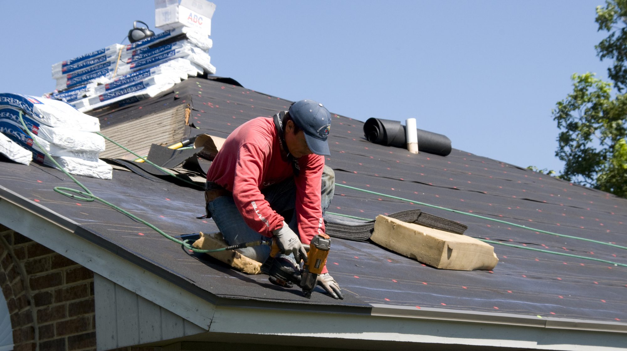 Reasons To Hire A Local Roofing Company